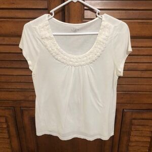 ANN TAYLOR LOFT White Tee Shirt with Little Rossettes on Scoop Neck - Size LP ⏺️
